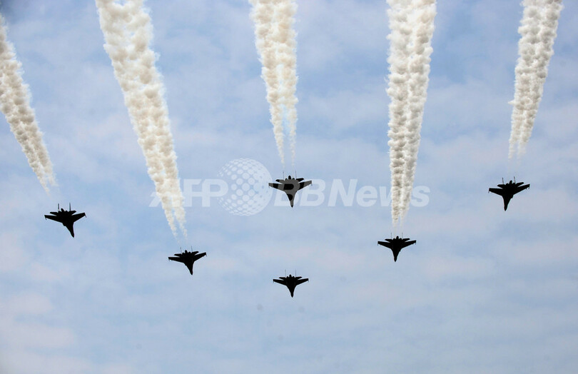 インドネシア独立66周年、記念行事を楽しむ人々