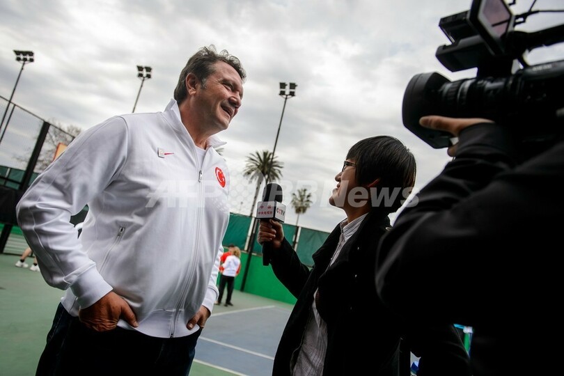 イスタンブール五輪招致を目指すアラト委員長、バスケットでアピール