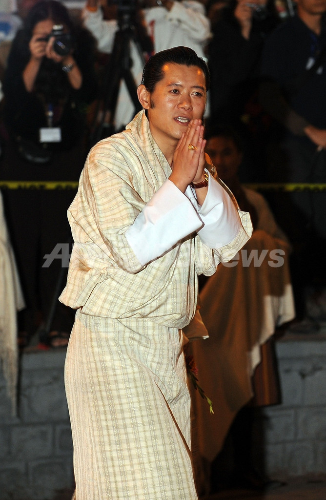 ブータンのロイヤル・ウエディング、祝賀行事でキスも披露