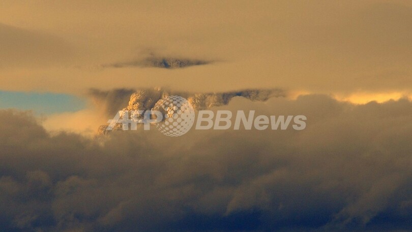 チリ南部の火山が半世紀ぶりに噴火、3500人避難