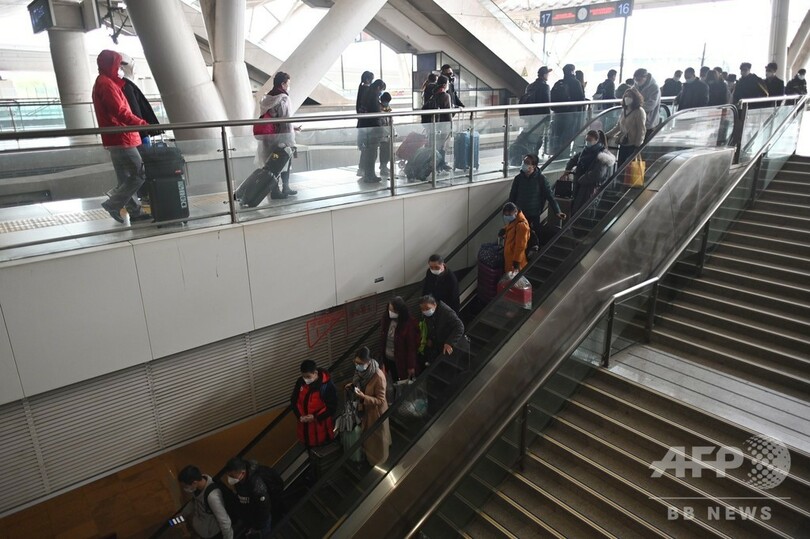 中国・武漢の封鎖一部解除、駅は帰還した乗客で混雑 出境は禁止続く