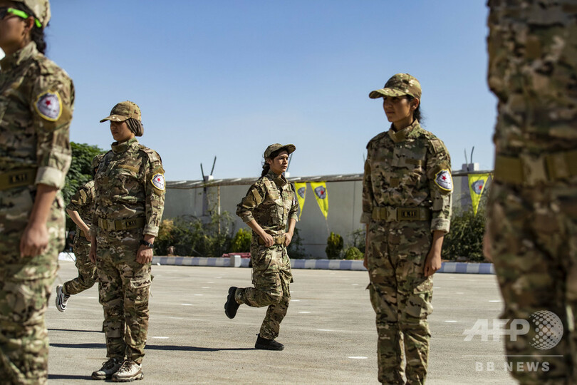 シリア民兵組織の女性兵ら、士官学校の卒業式に出席