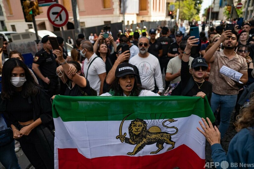 イランでスカーフめぐり逮捕の女性死亡、トルコでも抗議 自らの髪を切る人も