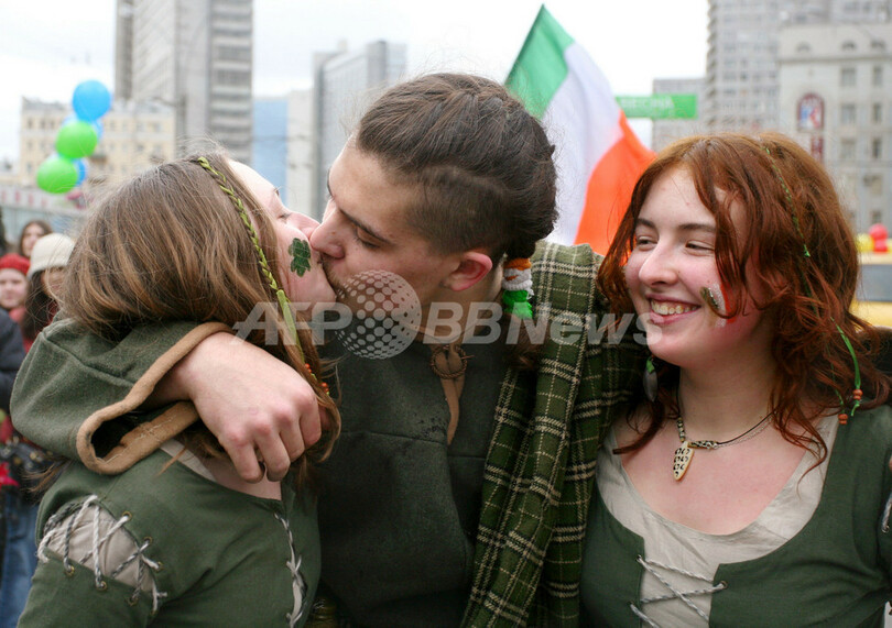 モスクワっ子も陽気に、「聖パトリックの日」の大パレード