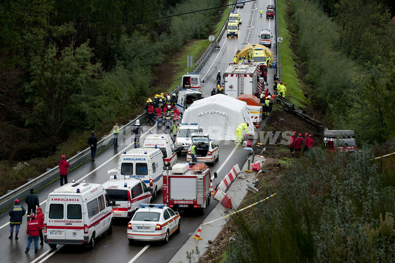 バスが谷に転落、10人死亡 ポルトガル