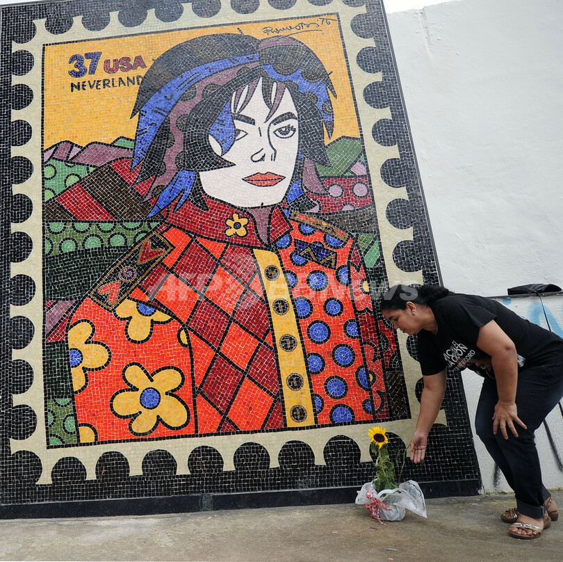 マイケル・ジャクソン没後3年、ファンが1万本のバラ