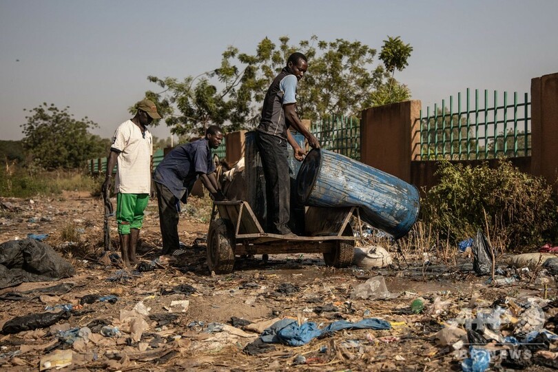 無防備でトイレ汚水槽を掃除、清掃人の苦しみの人生 ブルキナファソ