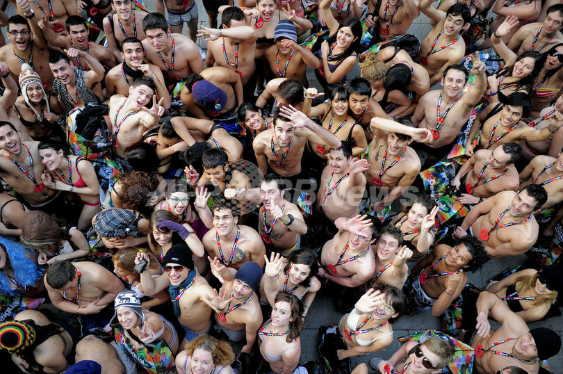 買い物客が下着姿で行列、「無料の服」目当て スペイン