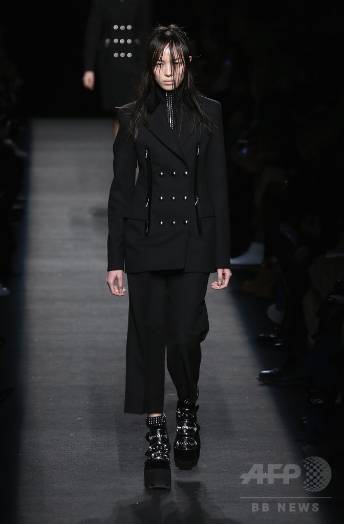 レザーやベルベットで表現するヘビメタ、「アレキサンダー ワン」15/16年秋冬