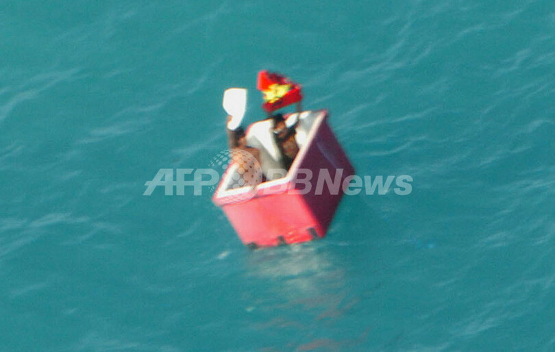 雨水と海鳥が落とす魚だけで25日間漂流? 豪沖で2人を保護