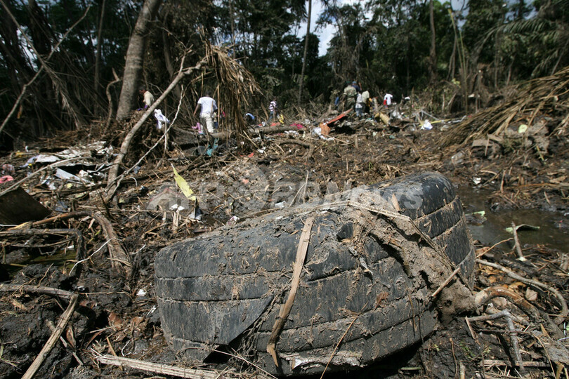 ケニア航空機墜落事故、遺体の回収作業始まる - カメルーン