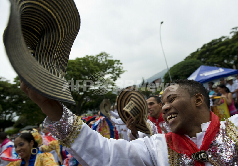 集団ダンスのギネス記録に挑戦、南米コロンビア