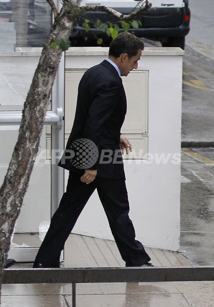 カーラ・ブルーニ仏大統領夫人が女の子を出産