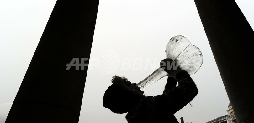 どんな音が鳴る？氷河で作った楽器で演奏会、英国