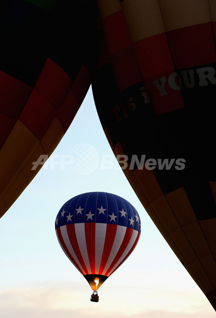 空を彩る熱気球、米ニューメキシコ州