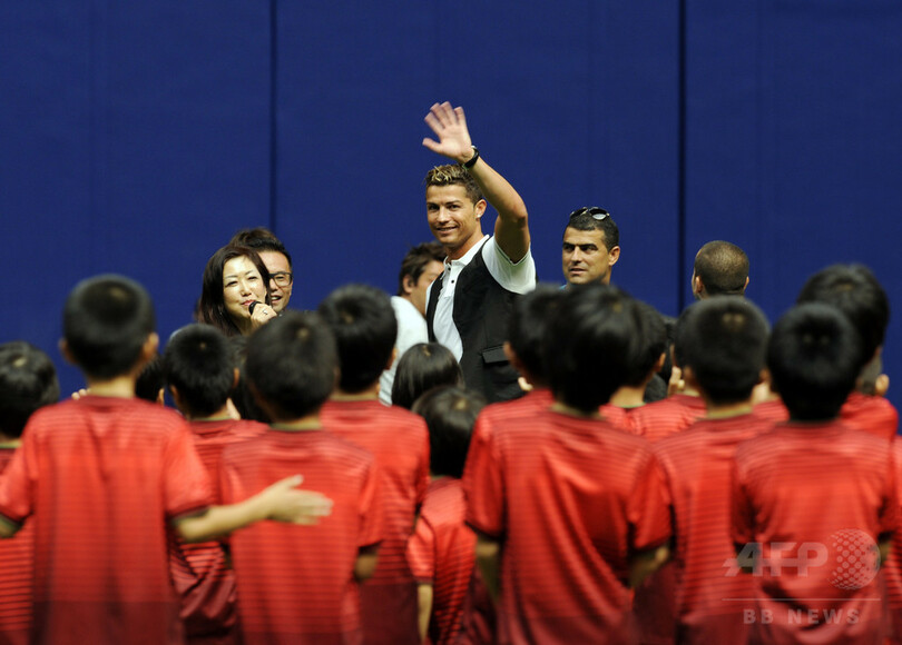 ロナウド、サッカー教室で子どもたちと交流