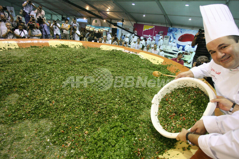 レバノン、3.5トンのサラダ「タブーラ」でまたもギネス世界記録更新