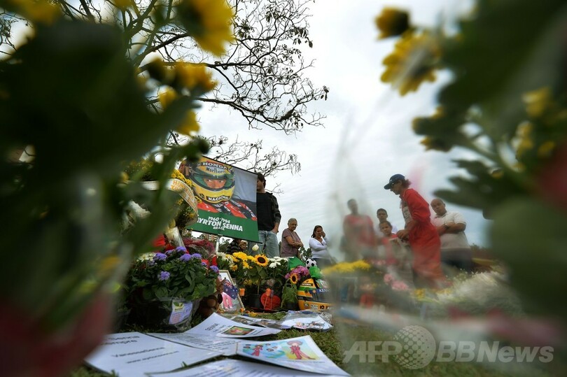 A・セナ没後20年、同氏の墓を詣でるファンたち