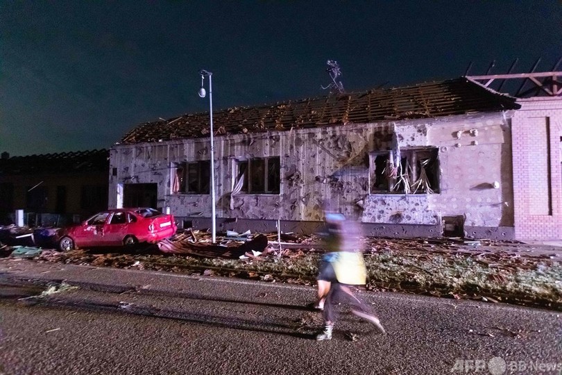 チェコで竜巻、複数の死者 建物被害や大規模停電も