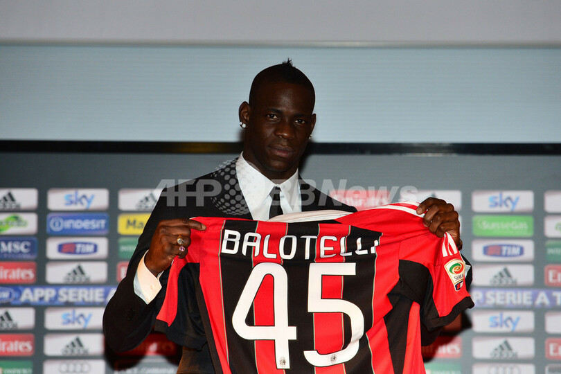 バロテッリがACミラン入団会見、「長くここにいたい」