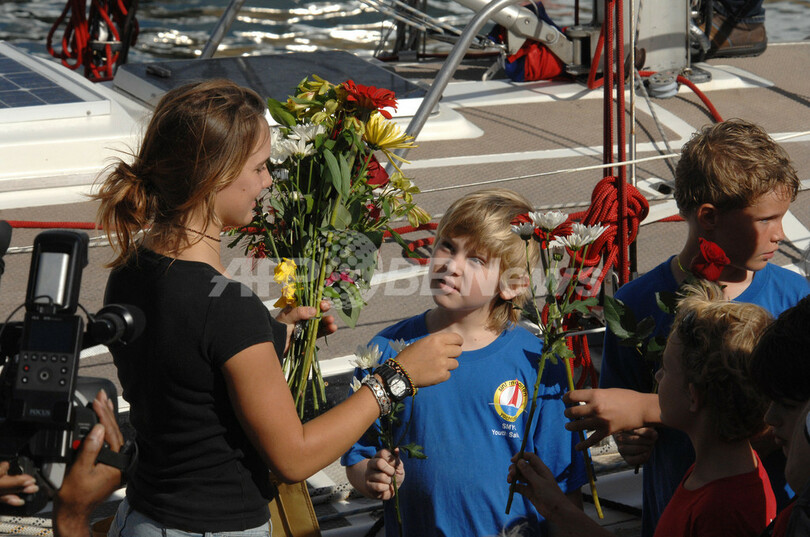 オランダの16歳少女、単独世界一周航海を達成