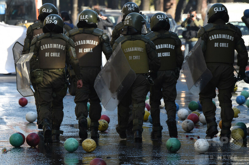 より良い教育求め、学生らがボール蹴ってデモ チリ