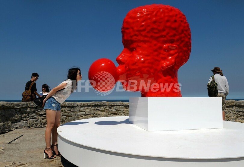 砂浜にずらり並んだ彫像、シドニーで野外展示会