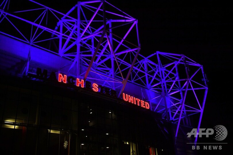 チェルシーが医療従事者らに約8万食無償提供、マンU本拠は青に