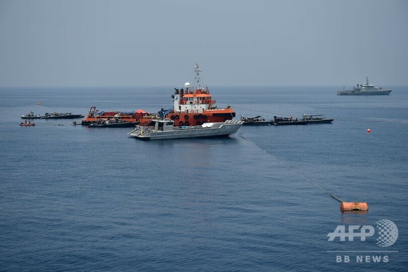 インドネシア機墜落、犠牲者遺族が現場海域で祈り