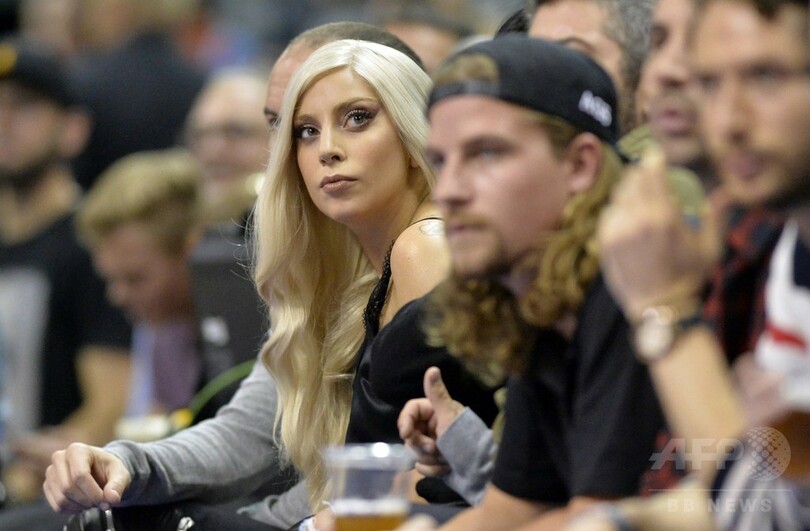 レディー・ガガ、NBAのプレシーズンゲームを観戦
