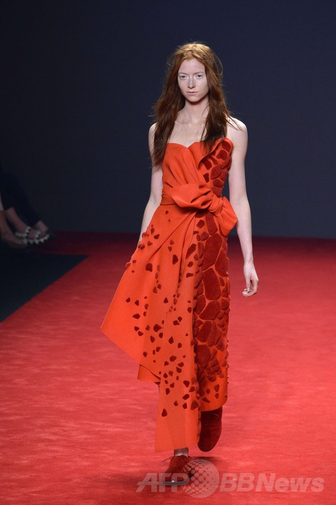 レッドカーペットから作ったドレス、「ヴィクター＆ロルフ」14/15年秋冬オートクチュール