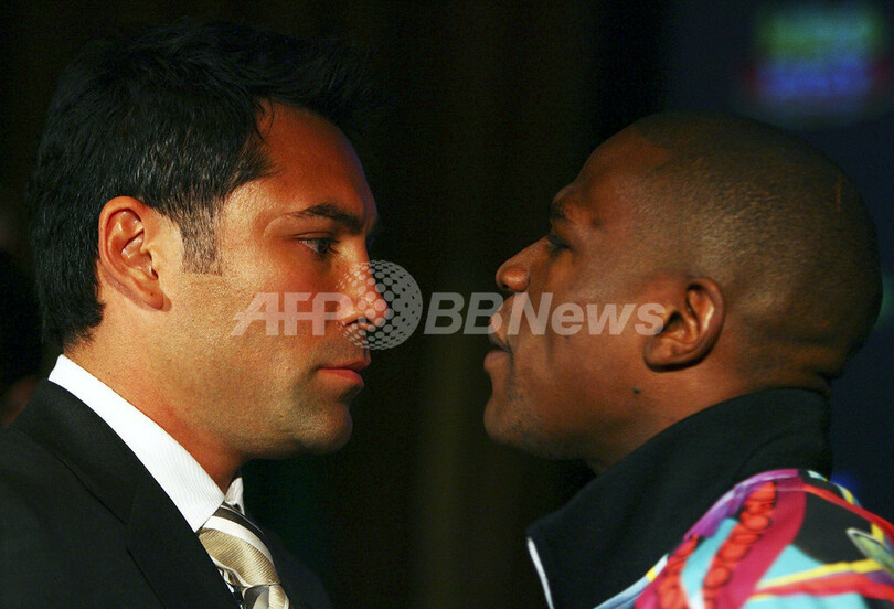 ＜ボクシング＞デラホーヤ メイウェザー・ジュニアと共に会見に登場 - 米国