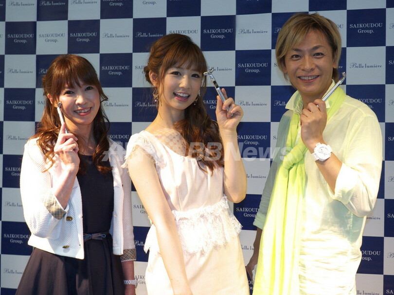 小顔目指す新美容器具に注目、小倉優子と小椋ケンイチがトークショー