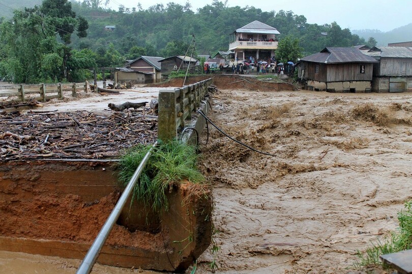モンスーン猛威、土砂崩れで20人死亡か インド