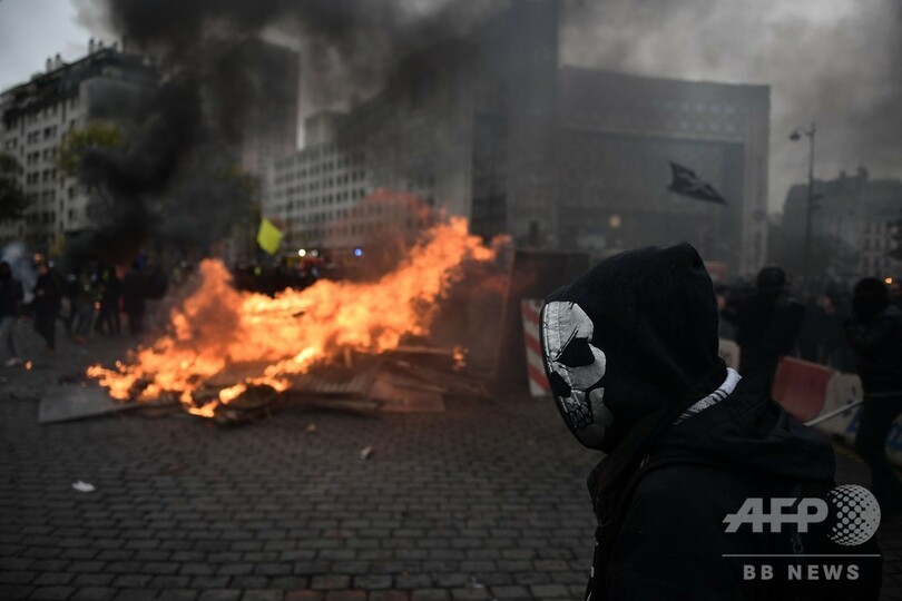 「黄ベスト」発生から1年、パリなどでデモ隊と警官隊が衝突