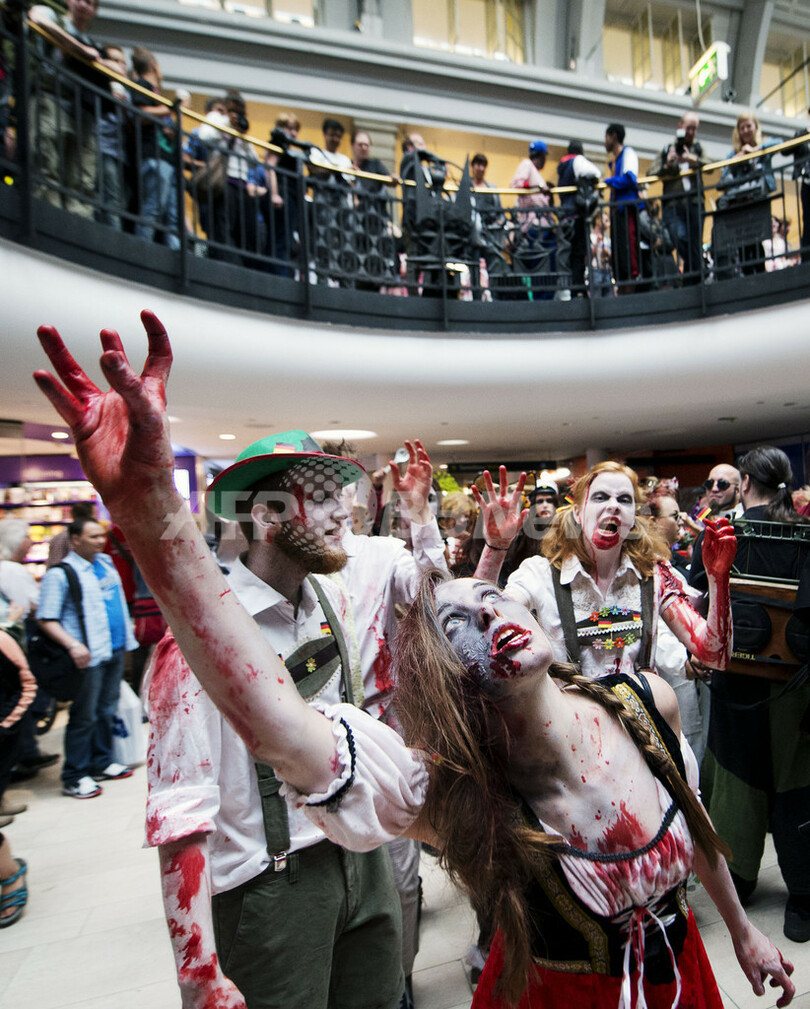 背筋も凍る？ストックホルムで「ゾンビ・ウォーク」