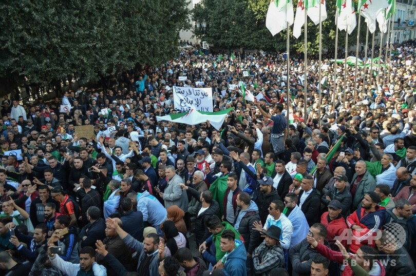 アルジェリア大統領選、現職の5選出馬めぐり数万人が抗議デモ