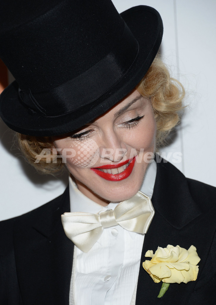 マドンナ、「ドルチェ＆ガッバーナ」のタキシードで『Madonna: The MDNA Tour』上映会