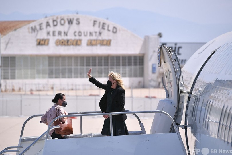 ジル米大統領夫人、客室乗務員に変装しサプライズ！ アイス配る