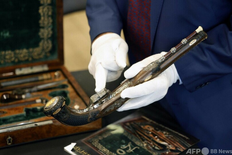 ナポレオンの拳銃2丁、競売へ 自殺未遂で使用