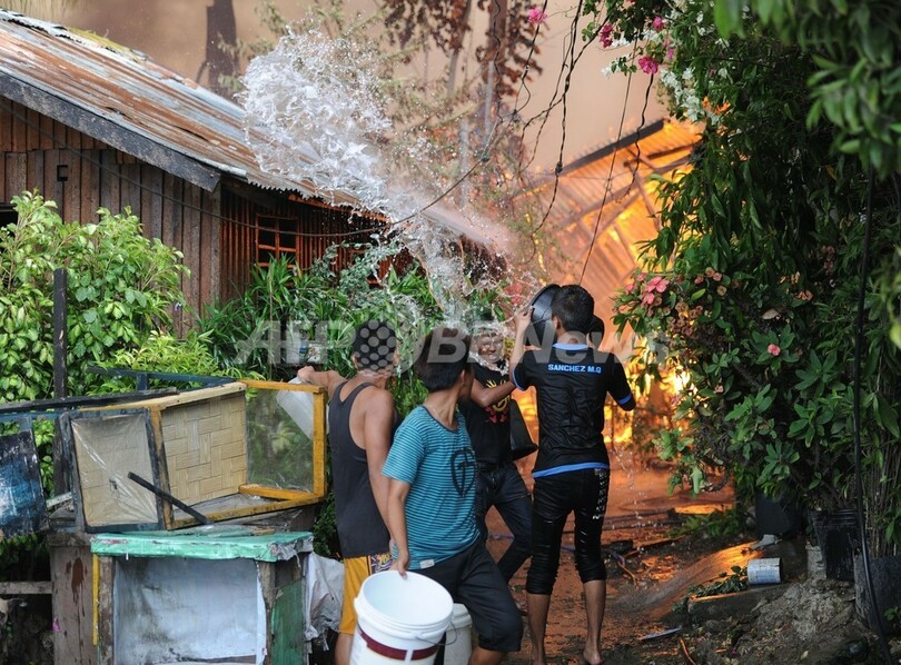 武装勢力との衝突拡大、燃え上がる家々 フィリピン南部