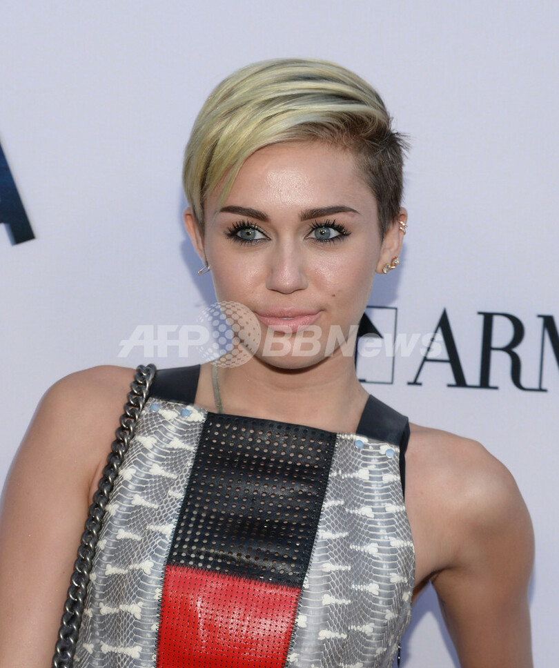 マイリー・サイラス、「プロエンザ スクーラー」のドレスと「カルティエ」のジュエリーを着用