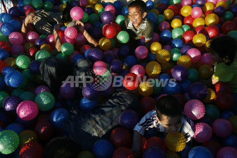 ラマダン明けの祭り、遊園地ではしゃぐ子どもたち
