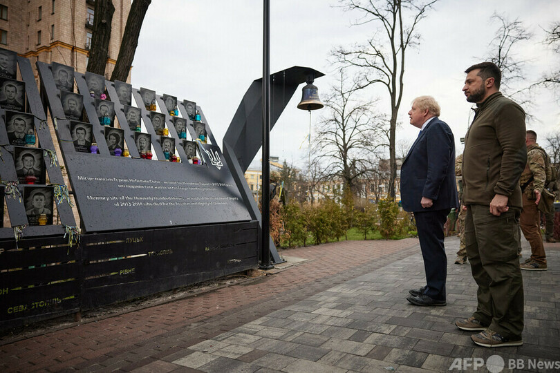 ジョンソン英首相、キーウ中心部視察 ゼレンスキー大統領案内