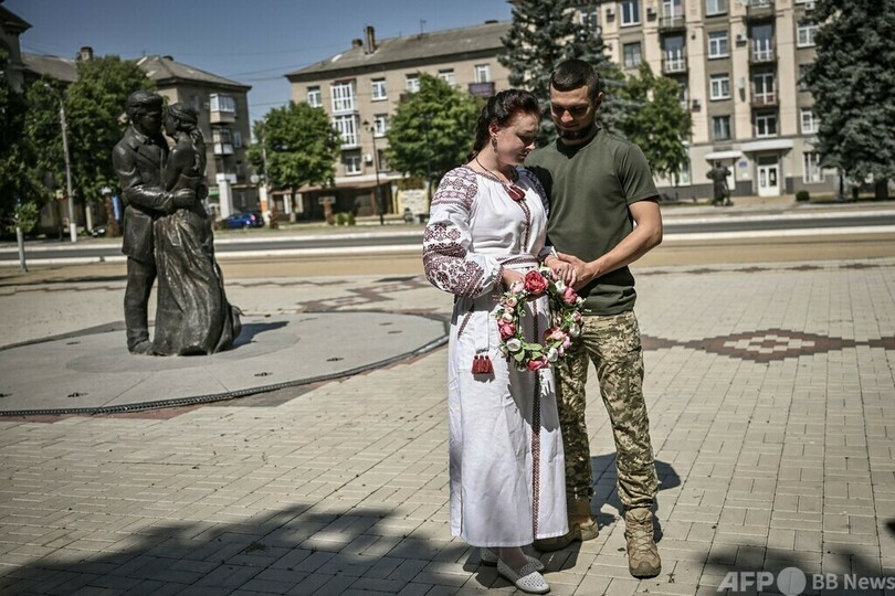 ウクライナ兵カップル2組、前線の町で結婚