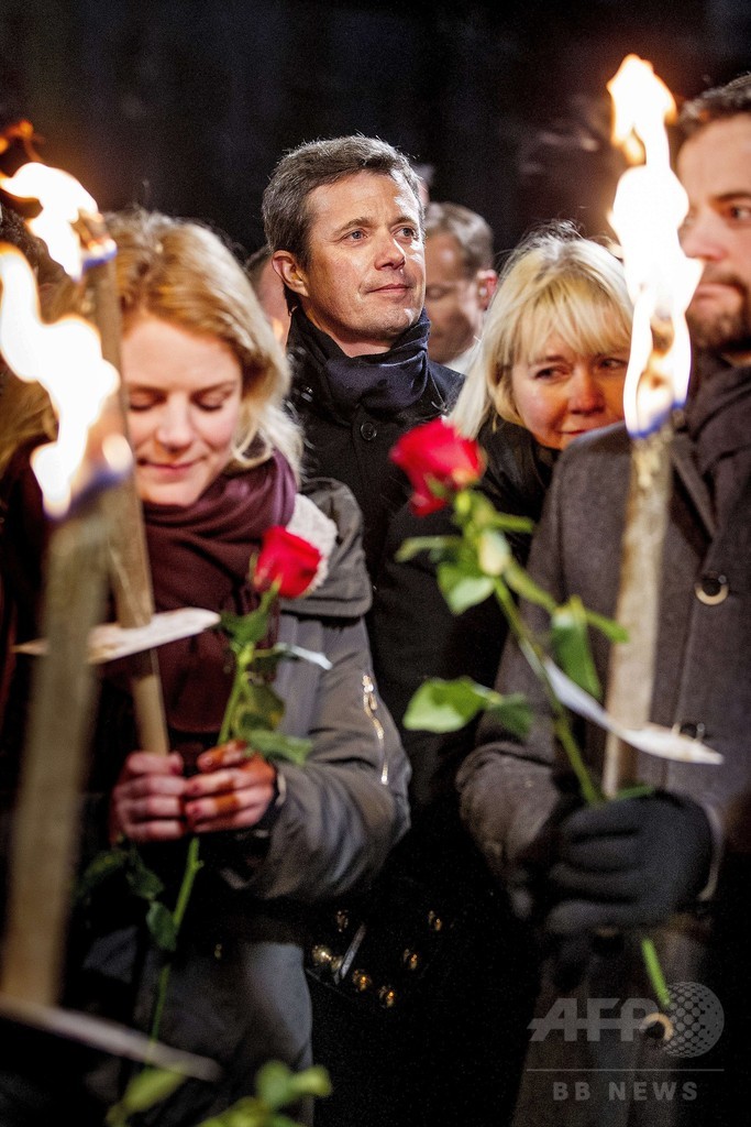 銃撃犠牲者の追悼集会に3万人、コペンハーゲンに光の海 