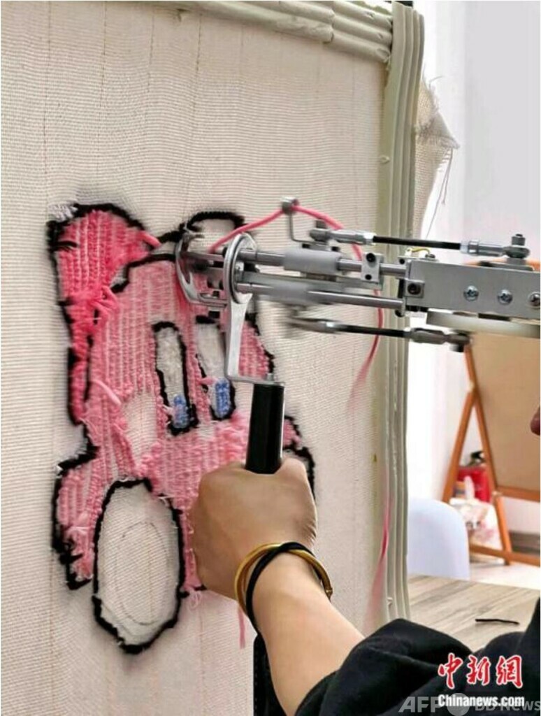 中国の若者がハマる「タフティング」や「流体熊」 気軽なストレス解消法