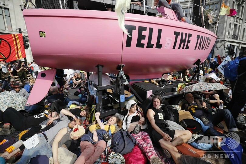 英ロンドン、気候変動の危険性訴えるデモで市内交通まひ 400人以上逮捕