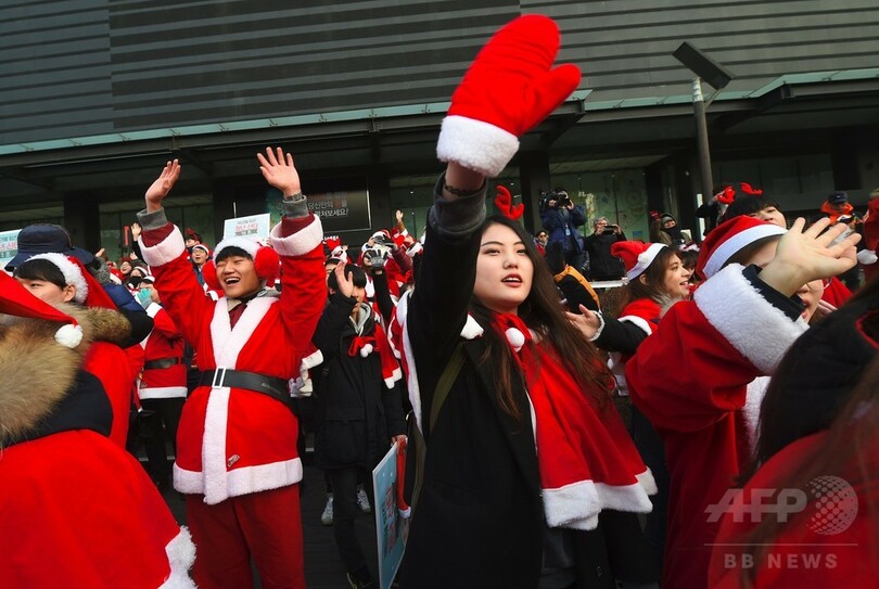 クリスマスもサンタ姿でデモ参加 朴氏即時退陣求め55万人 韓国