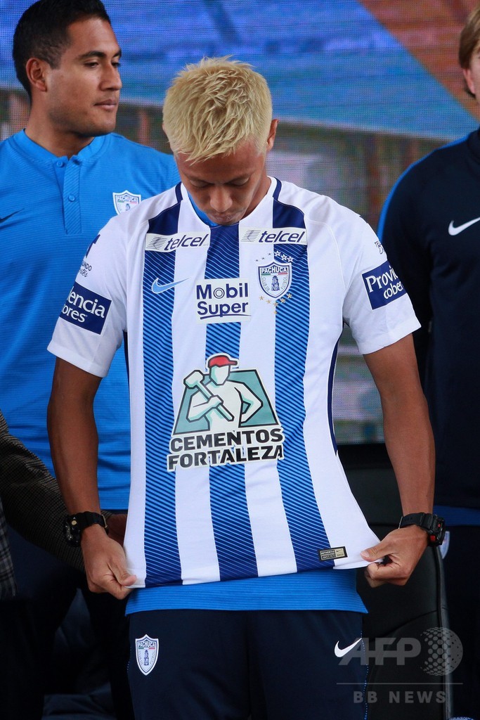 パチューカ加入の本田が入団会見、スペイン語であいさつ